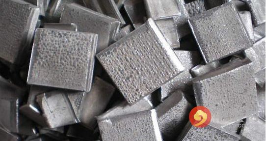 5月期鎳連續(xù)第三個(gè)月下跌，周四觸及去年6月來(lái)最低水準(zhǔn)每噸8,810美元，今年迄今下跌12%，是跌幅最大的主要基本金屬。